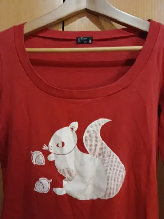Jersey rojo con estampado de ardilla