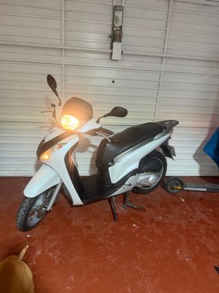 Honda SH 125 Scooter Automática