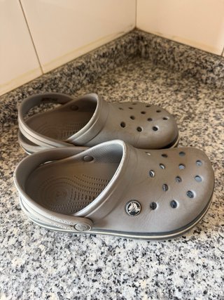 Zapatos Crocs grises, bambas converse, botas custo