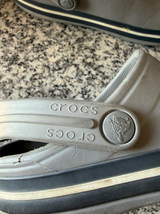 Zapatos Crocs grises, bambas converse, botas custo