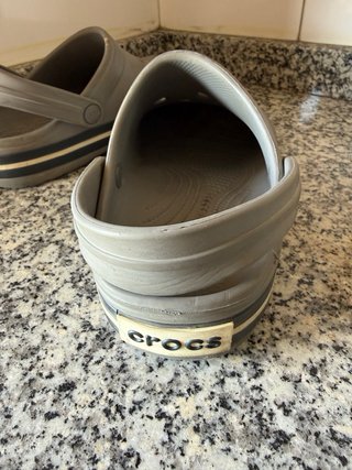 Zapatos Crocs grises, bambas converse, botas custo