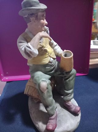 Scultura ceramica uomo con topo e boccale