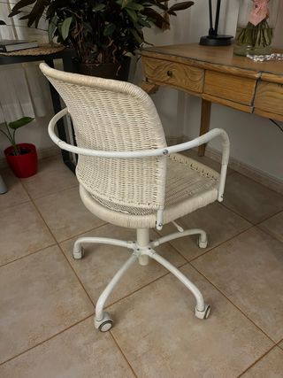 Silla de mimbre blanca con ruedas