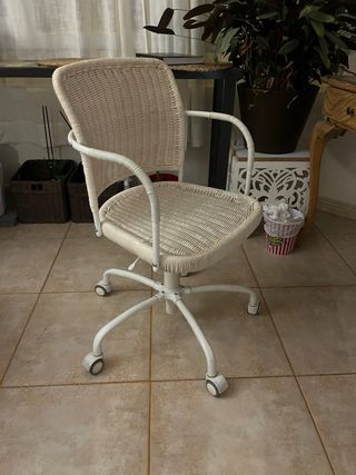 Silla de mimbre blanca con ruedas
