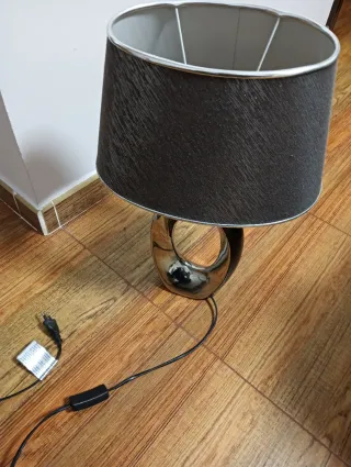 Lámpara de mesa moderna plateada y negra