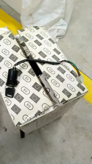 Llave de contacto para moto con cable