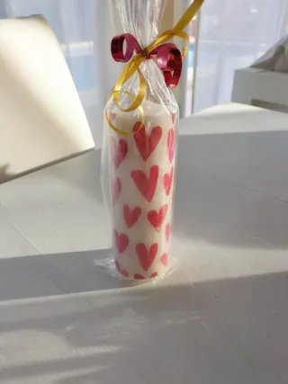 Vela blanca con corazones rojos