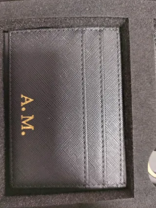 Portafoglio nero con iniziali dorate A.M.