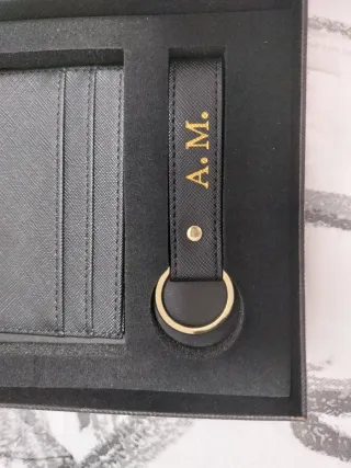 Portafoglio nero con iniziali dorate A.M.