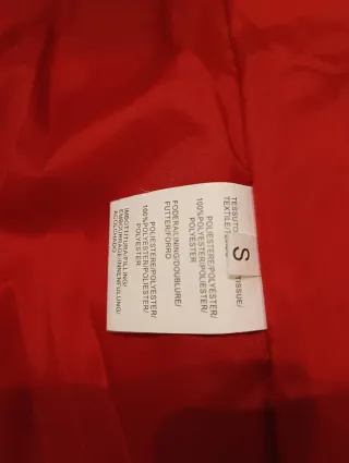 Plumífero corto rojo con capucha