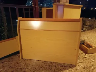 Dormitorio completo con dos camas y escritorio