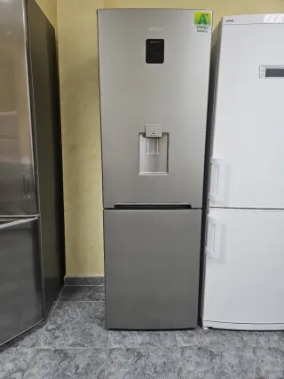 Nevera Winia plateada con dispensador