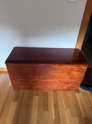 Cómoda de madera con espejo y piecero