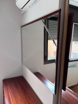 Cómoda de madera con espejo y piecero
