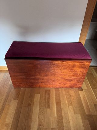 Cómoda de madera con espejo y piecero