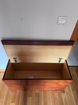 Cómoda de madera con espejo y piecero