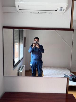 Cómoda de madera con espejo y piecero