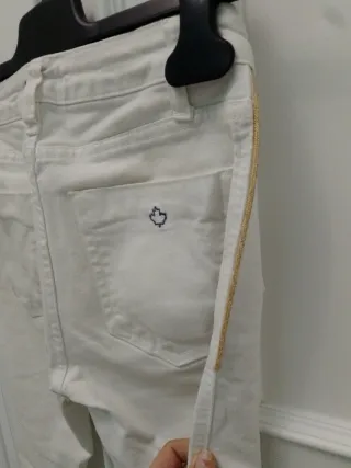 Pantalón blanco flare con flecos