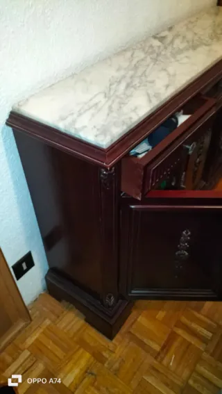Mueble de entrada antiguo de madera y mármol