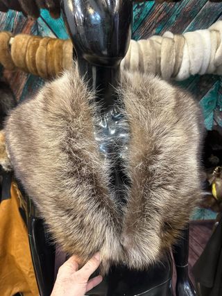 Collo di pelliccia beige e marrone