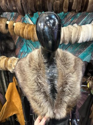 Collo di pelliccia beige e marrone