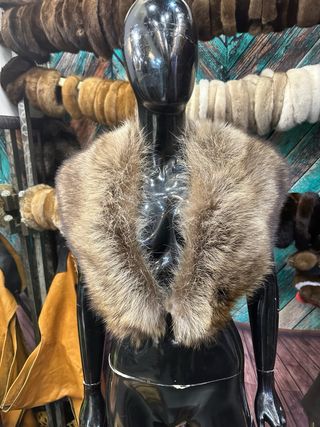 Collo di pelliccia beige e marrone