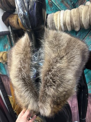 Collo di pelliccia beige e marrone