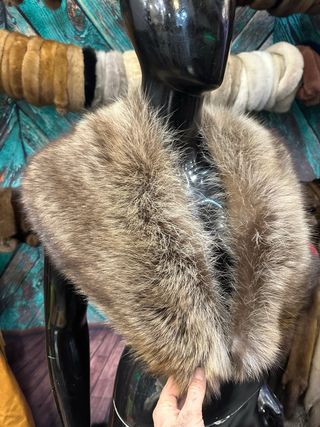 Collo di pelliccia beige e marrone