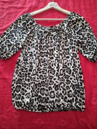 Blusa printde señora con estampado de leopardo