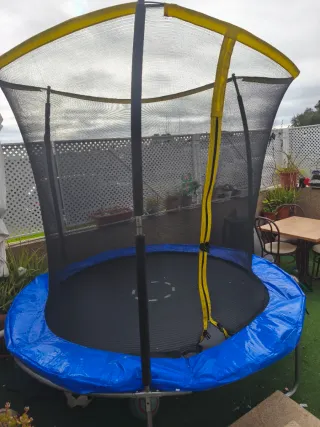 Colchoneta elástica con red protectora