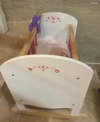 Cuna mecedora infantil para muñecas