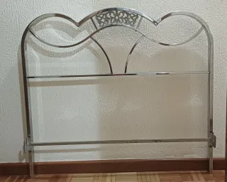 Cabecero de cama metálico plateado