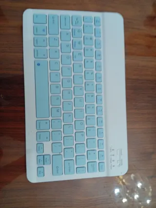 Teclado Inalámbrico Azul y Blanco