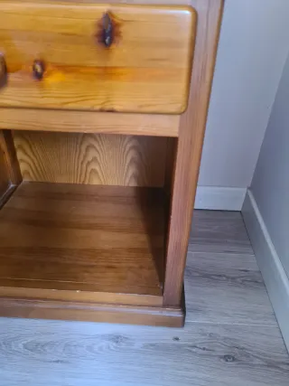 Mesitas de noche de madera y cómoda a juego