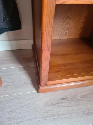 Mesitas de noche de madera y cómoda a juego