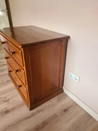 Mesitas de noche de madera y cómoda a juego