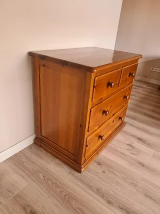 Mesitas de noche de madera y cómoda a juego