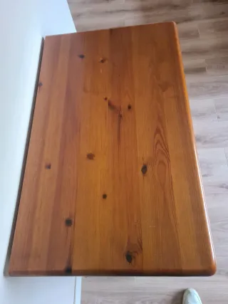 Mesitas de noche de madera y cómoda a juego