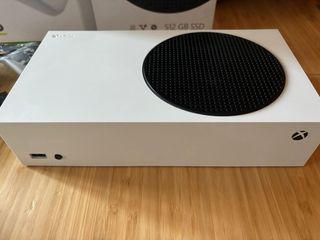 Xbox Series S Blanca + Mando Camuflaje