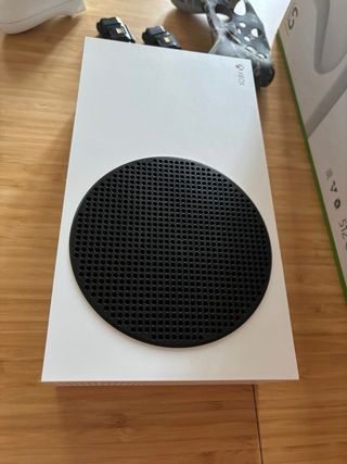 Xbox Series S Blanca + Mando Camuflaje