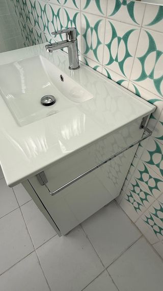 Mueble de baño con lavabo y espejo