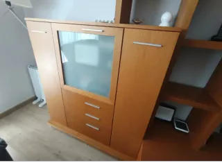 Mueble con vitrina de madera y cristal