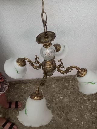 Lámpara antigua dorada de metal y cristal