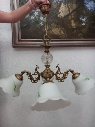 Lámpara antigua dorada de metal y cristal