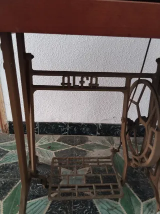 Máquina de coser Alfa antigua de madera