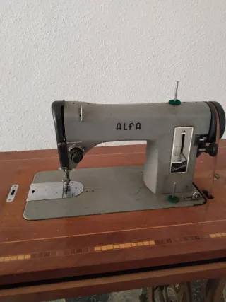 Máquina de coser Alfa antigua de madera