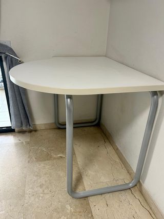 Mesa de escritorio blanca y gris