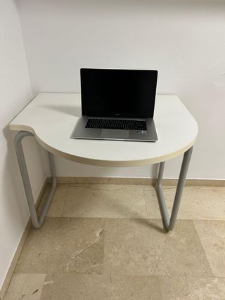 Mesa de escritorio blanca y gris