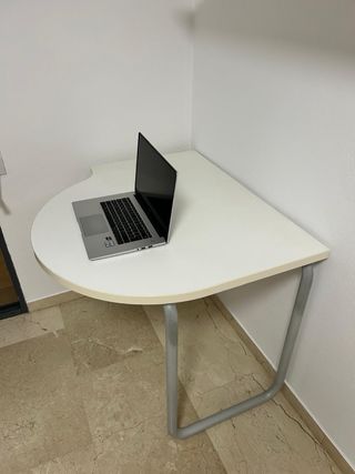 Mesa de escritorio blanca y gris