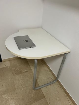 Mesa de escritorio blanca y gris